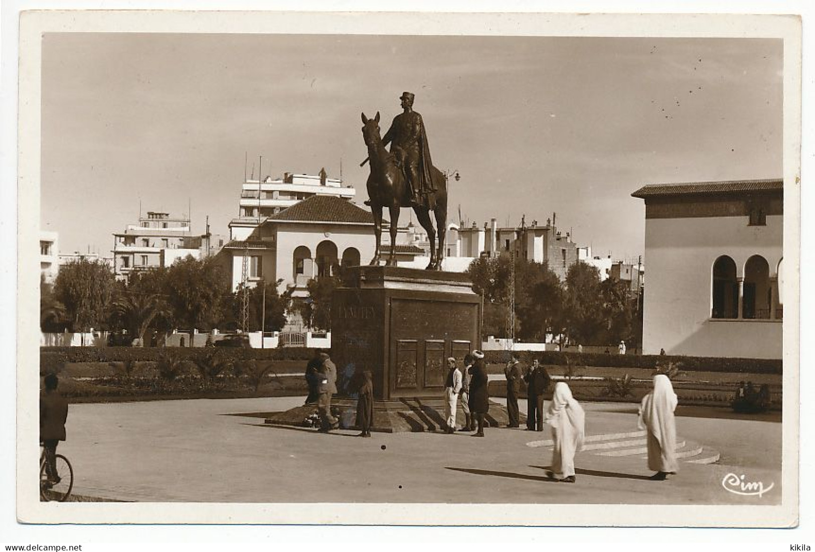 CPSM  9 X 14   Maroc  CASABLANCA Cercle Des Officiers Et Statue Du Maréchal Lyautey - Casablanca