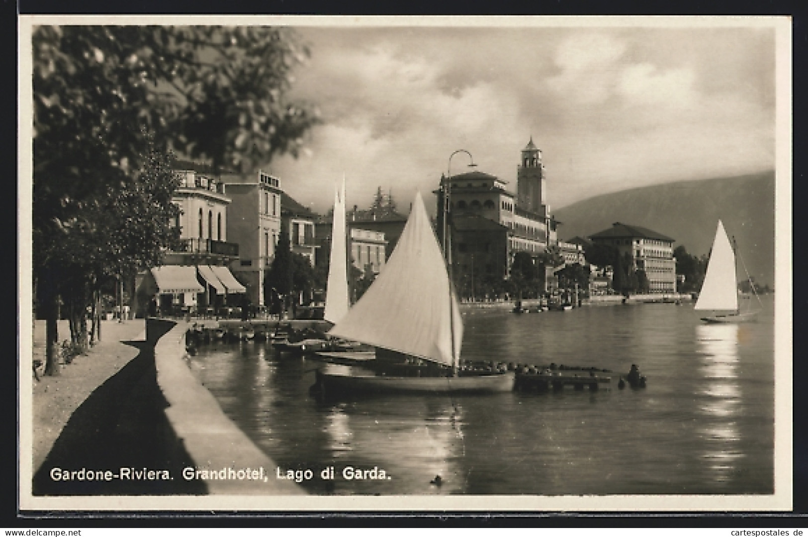 Cartolina Gardone-Riviera, Ortsansicht, Segelboote Auf Dem Gardasee  - Other & Unclassified