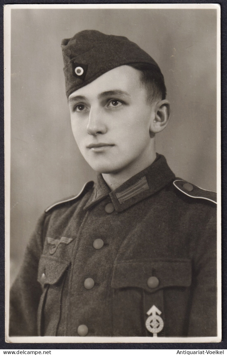 (Portrait Eines Jungen Mannes In Uniform Mit Abzeichen) - Soldat Soldier / Orden / Wehrmacht WWII 2. Weltkrieg - Sonstige & Ohne Zuordnung