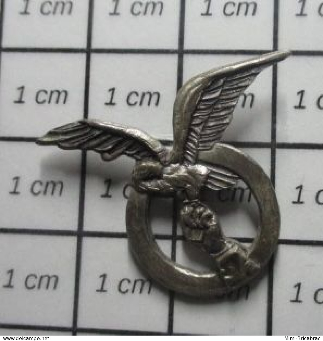 2219 Pin's Pins / Beau Et Rare / ANIMAUX / OISEAU DE PROIE RAPACE FAUCON ET GANT DE FAUCONNIER - Animali