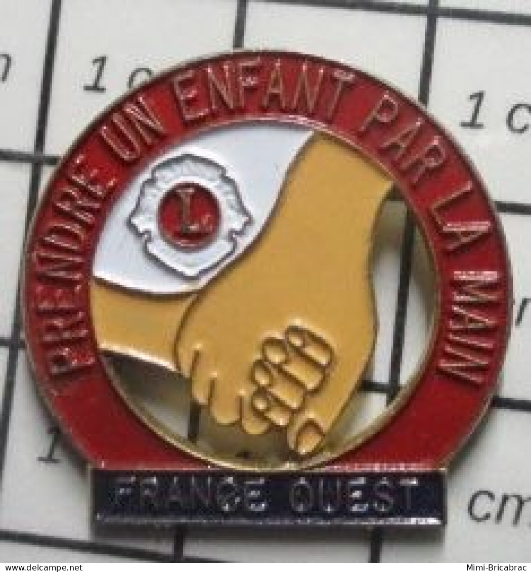 515B Pin's Pins / Rare Et De Belle Qualité / ASSOCIATIONS : LION'S CLUB FRANCE OUEST PRENDRE UN ENFANT PAR LA MAI - Asociaciones