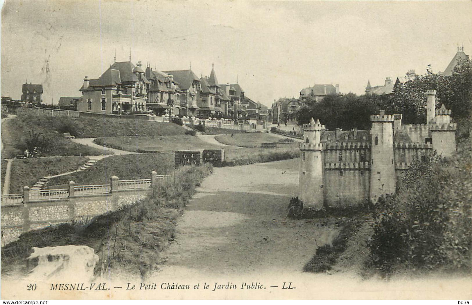 76  MESNILVAL  Le Petit Château Et Le Jardin Public - Mesnil-Val