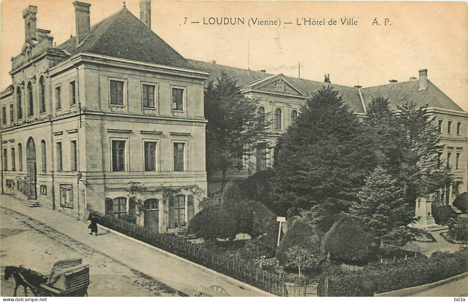  86   LOUDUN  L' Hotel De Ville - Loudun