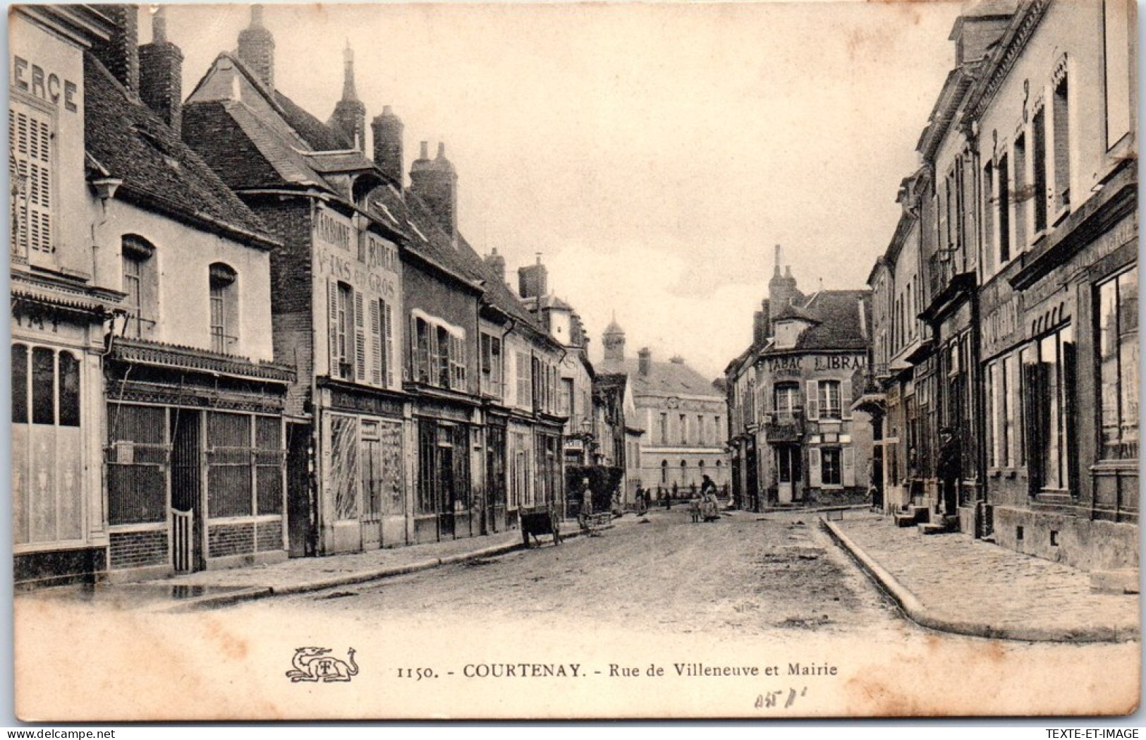 45 COURTENAY - La Rue De Villeneuve Et La Mairie. - Courtenay