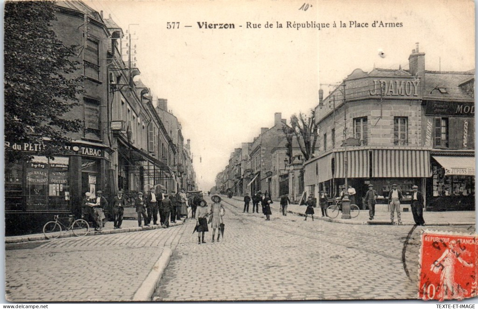 18 VIERZON - Rue De La Republique Et Place D'armes. - Vierzon