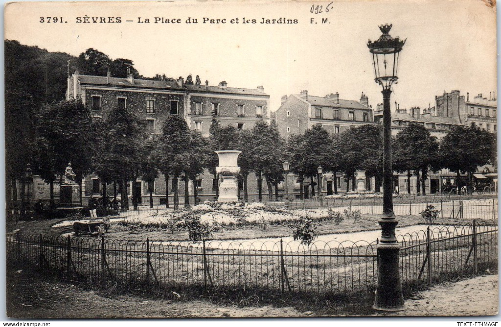92 SEVRES - La Place Du Parc Et Les Jardins. - Sevres