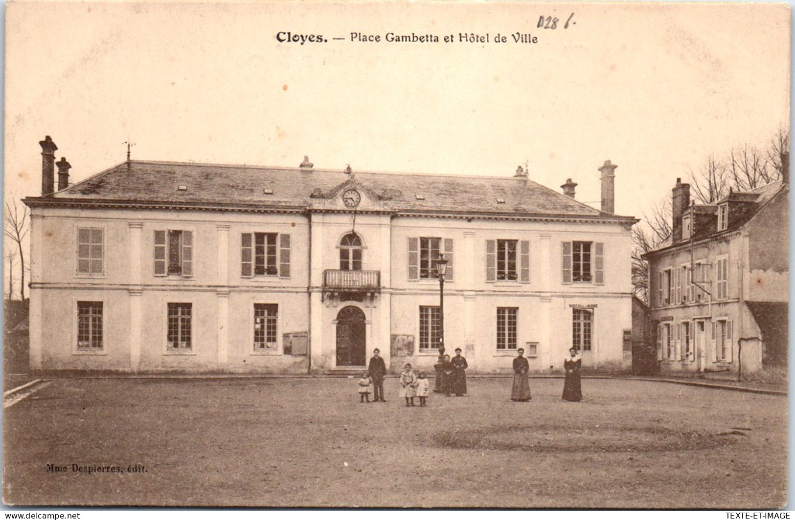 28 CLOYES - La Place Gambetta Et L'hotel De Ville. - Cloyes-sur-le-Loir