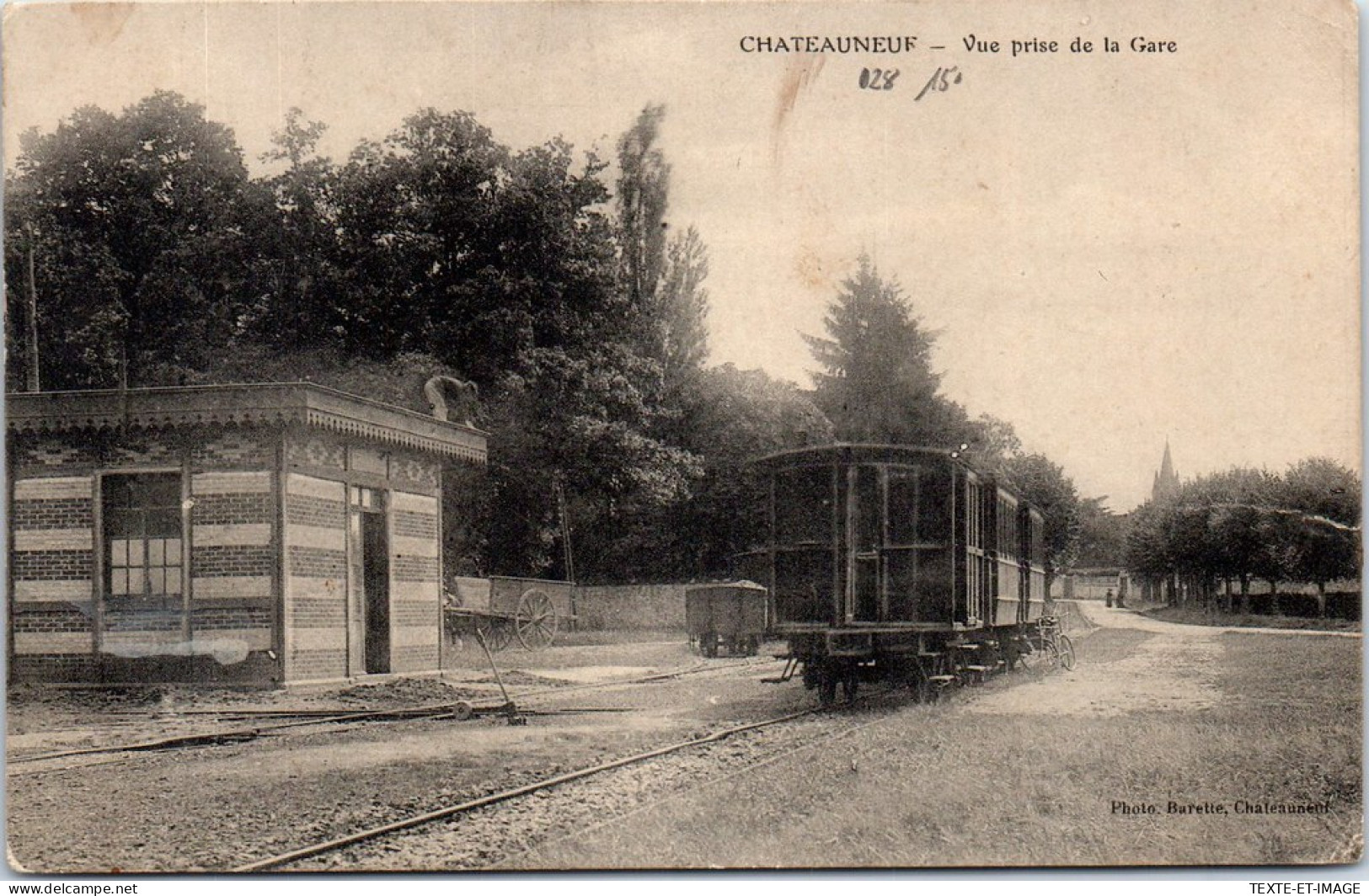 28 CHATEAUNEUF - Vue Prise De La Gare (wagon) - Châteauneuf
