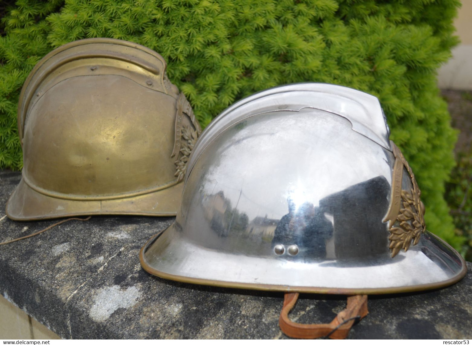 Jolie Lot De 2 Casques Pompiers De Port-Brillet (53)Modèles 1885 Et 1933 Plaque Rare - Headpieces, Headdresses