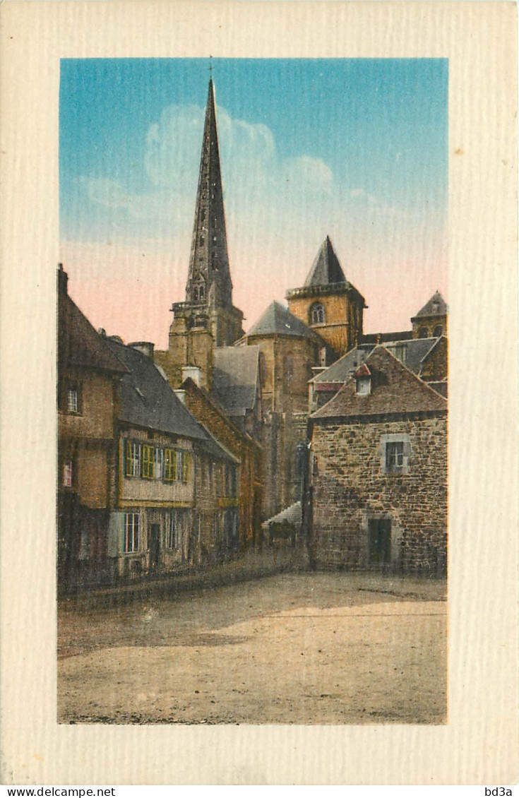  22 -  TREGUIER - LA RUE ERNEST RENAN ET LA CATHEDRALE - Tréguier