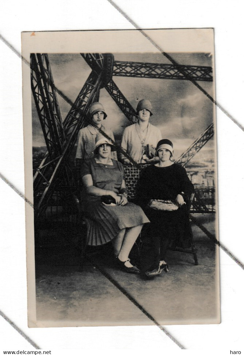 Photo Carte Studio Surréaliste - Dames Sur La Tour Eiffel - Photo M. Petit ( B375) - Souvenir De...