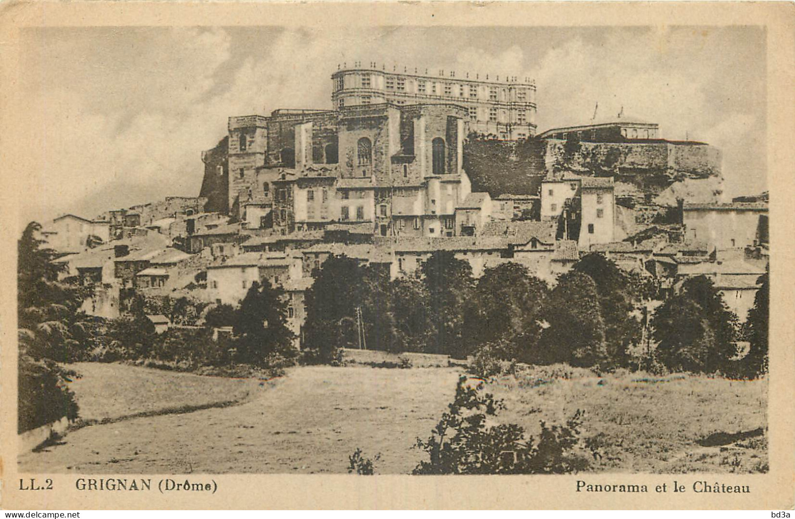 26 - GRIGNAN - PANORAMA ET CHATEAU - Grignan