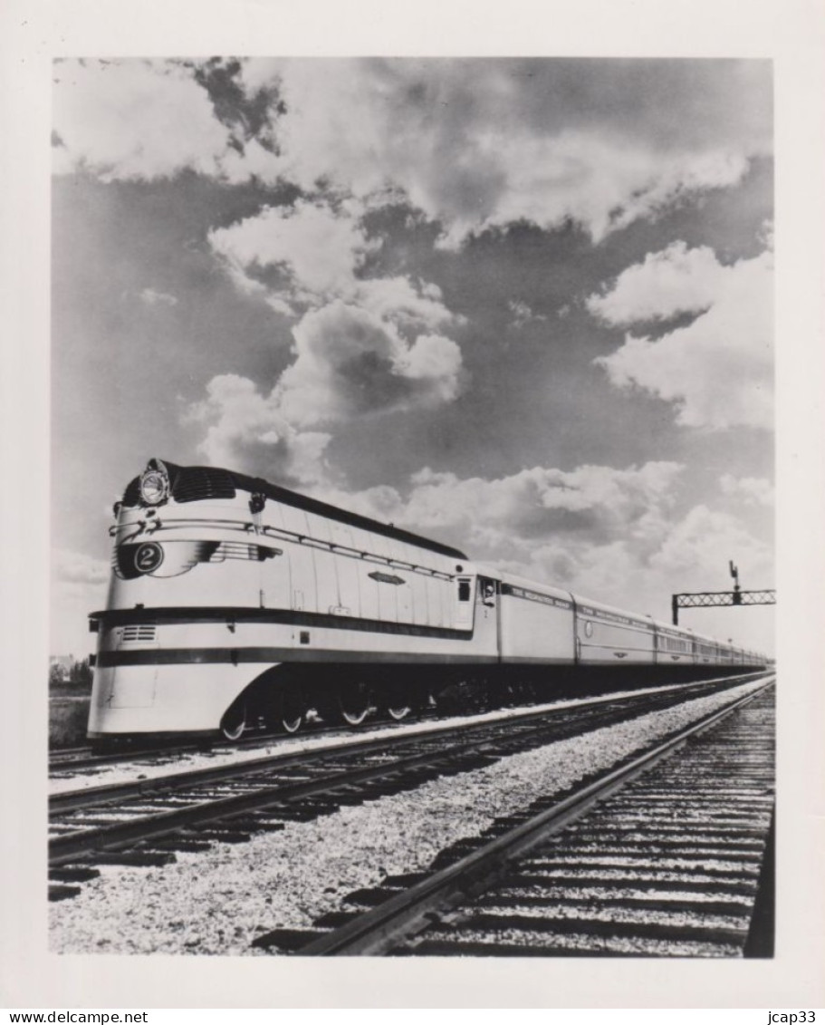 TRAIN  -  PHOTO HEDRICH-BLESSING  -  Dimension 25 X 20.5  -  HIAWATHA  -  THE MILWAUKEE ROAD  - - Trains