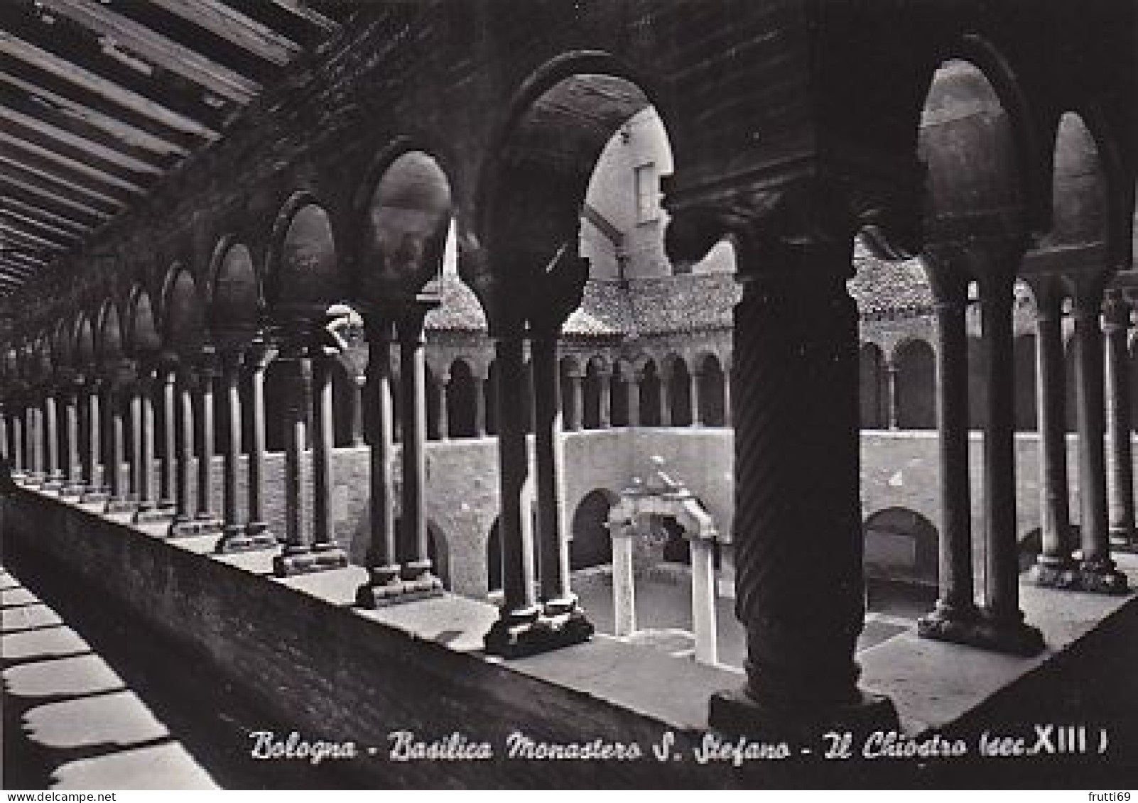 AK 216722 ITALY - Bologna - Basilica Monastero S. Stefano - Il Chiostro - Bologna