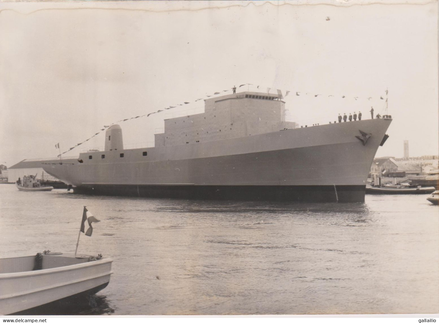 PHOTO PRESSE LANCEMENT DU BATIMENT DE SOUTIEN GARONNE A F P PHOTO AOUT 1964 FORMAT 18 X 13 CMS - Barche