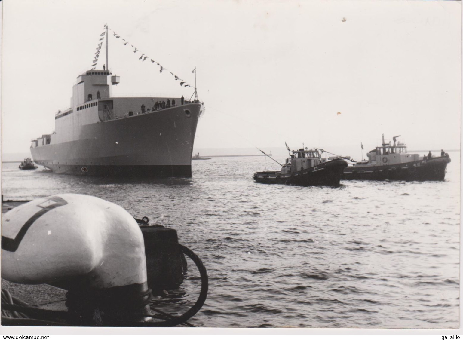 PHOTO PRESSE MISE A FLOT DE L'OURAGAN A BREST PHOTO A F P NOVEMBRE 1963 FORMAT 18 X 13 CMS - Boats