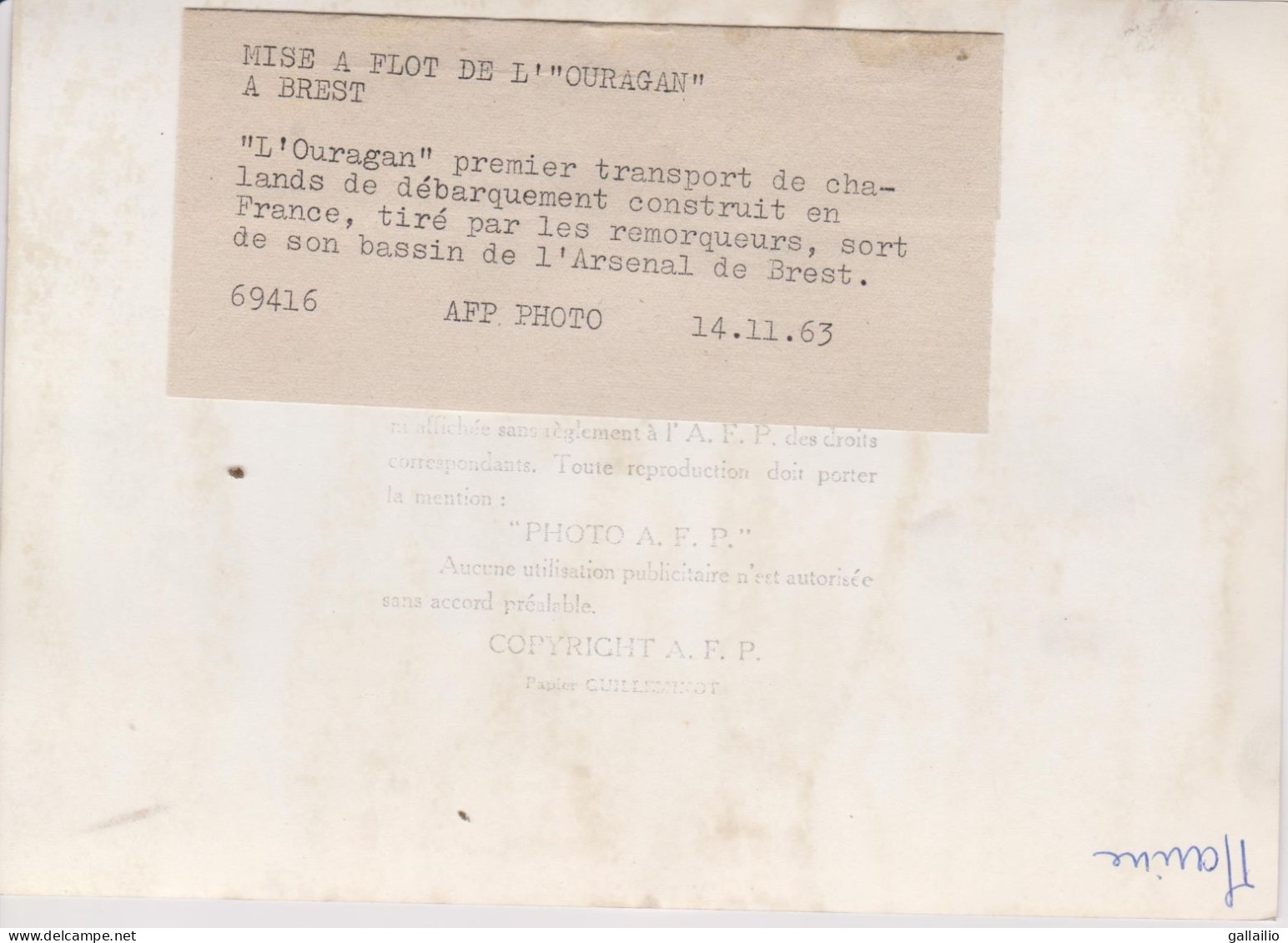 PHOTO PRESSE MISE A FLOT DE L'OURAGAN A BREST PHOTO A F P NOVEMBRE 1963 FORMAT 18 X 13 CMS - Bateaux