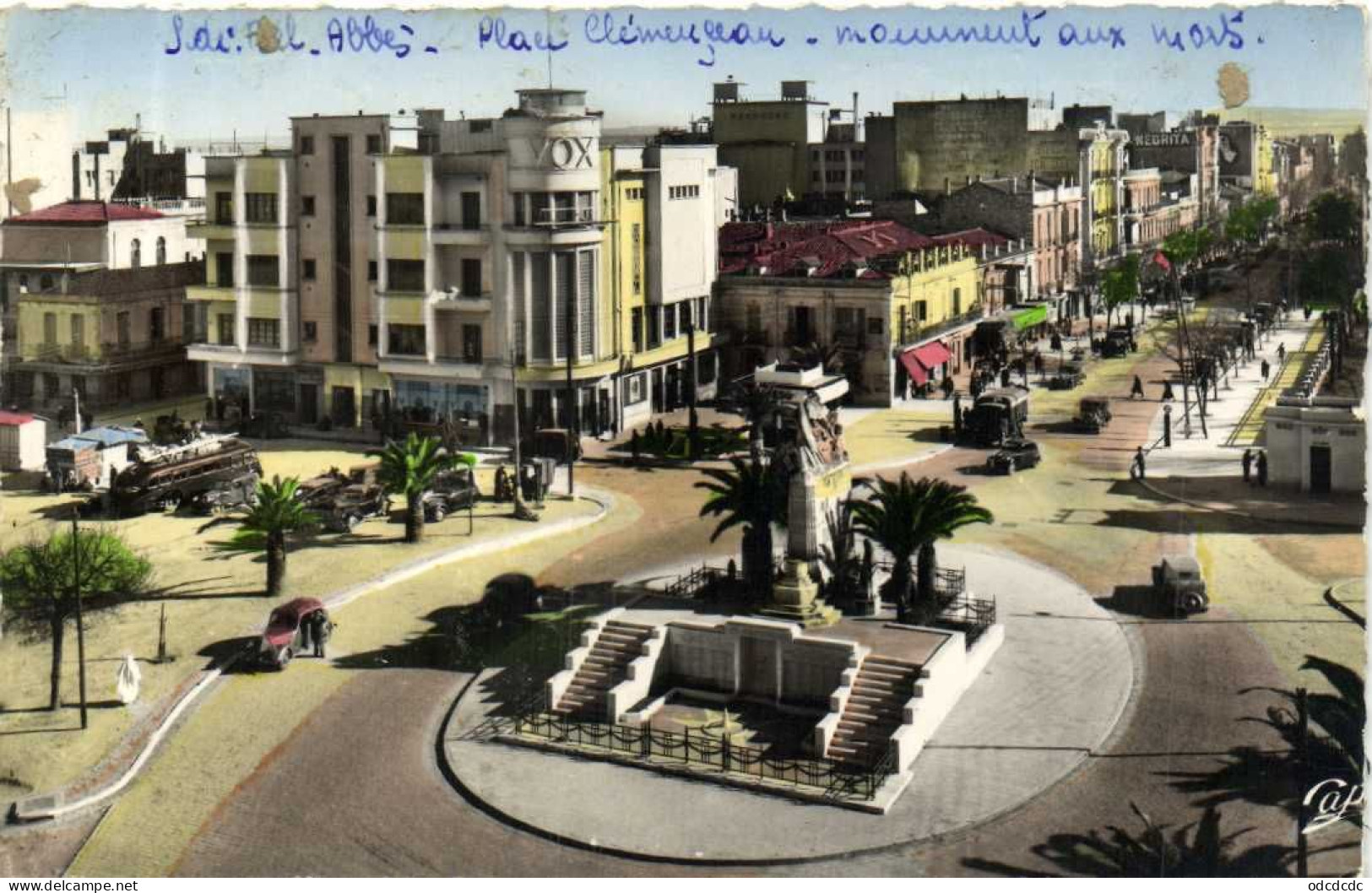 SIDI BEL ABBES  La Place Clemenceau Et Le Monument Aux Morts  Colorisée  RV - Sidi-bel-Abbes