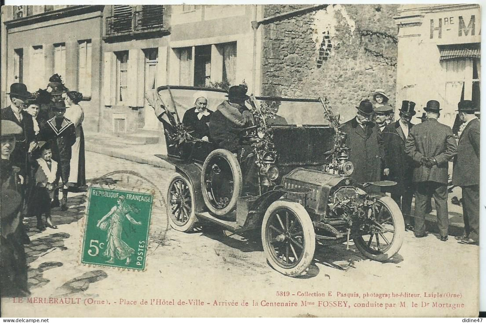 LE MERLERAULT- Place De L'Hôtel De Ville , Arrivée De La Centenaire, Vieille Voiture - Le Merlerault