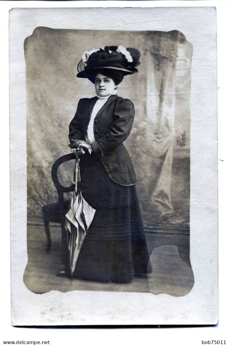 Carte Photo D'une Femme Avec Un Superbe Chapeau Et Un Parapluie Canne Dans Un Studio Photo Vers 1910 - Anonymous Persons