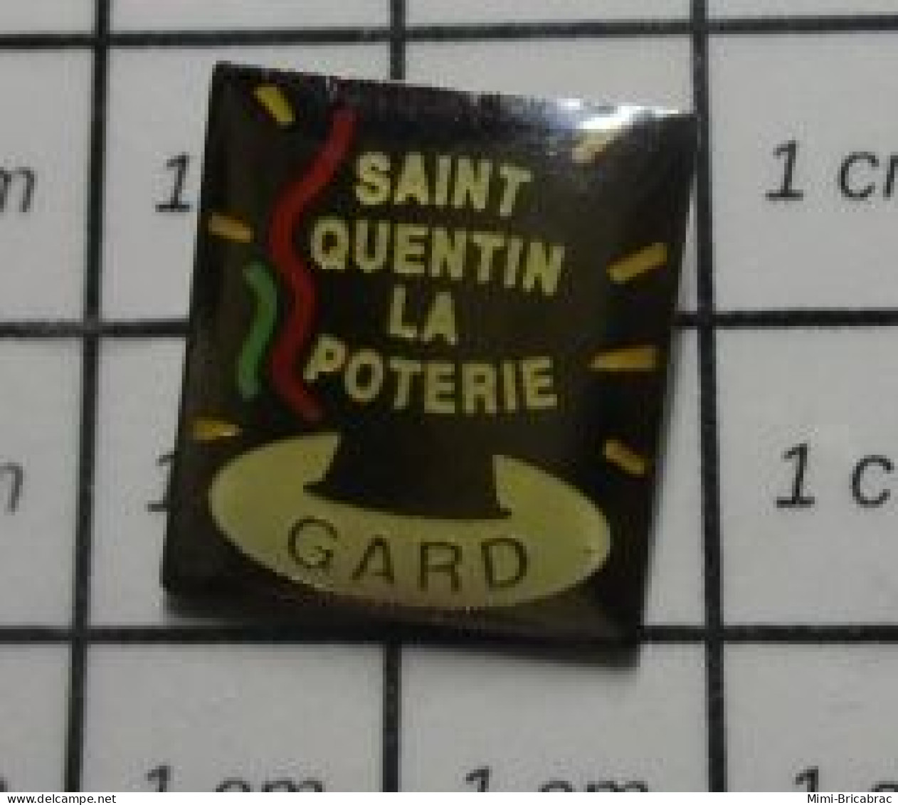 710F Pin's Pins / Beau Et Rare / VILLES / SAINT QUENTIN LA POTERIE GARD AU GORILLE - Cities