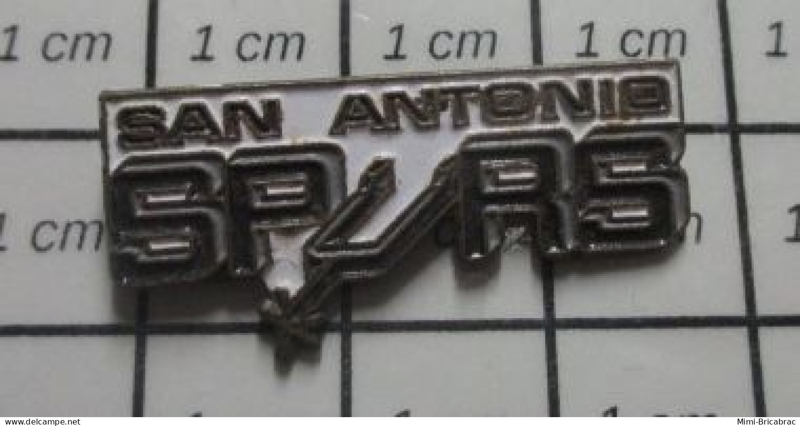 410C Pin's Pins / Beau Et Rare / SPORTS / BASKET AMERICAIN SAN ANTONIO SPURS EPERONS - Baloncesto