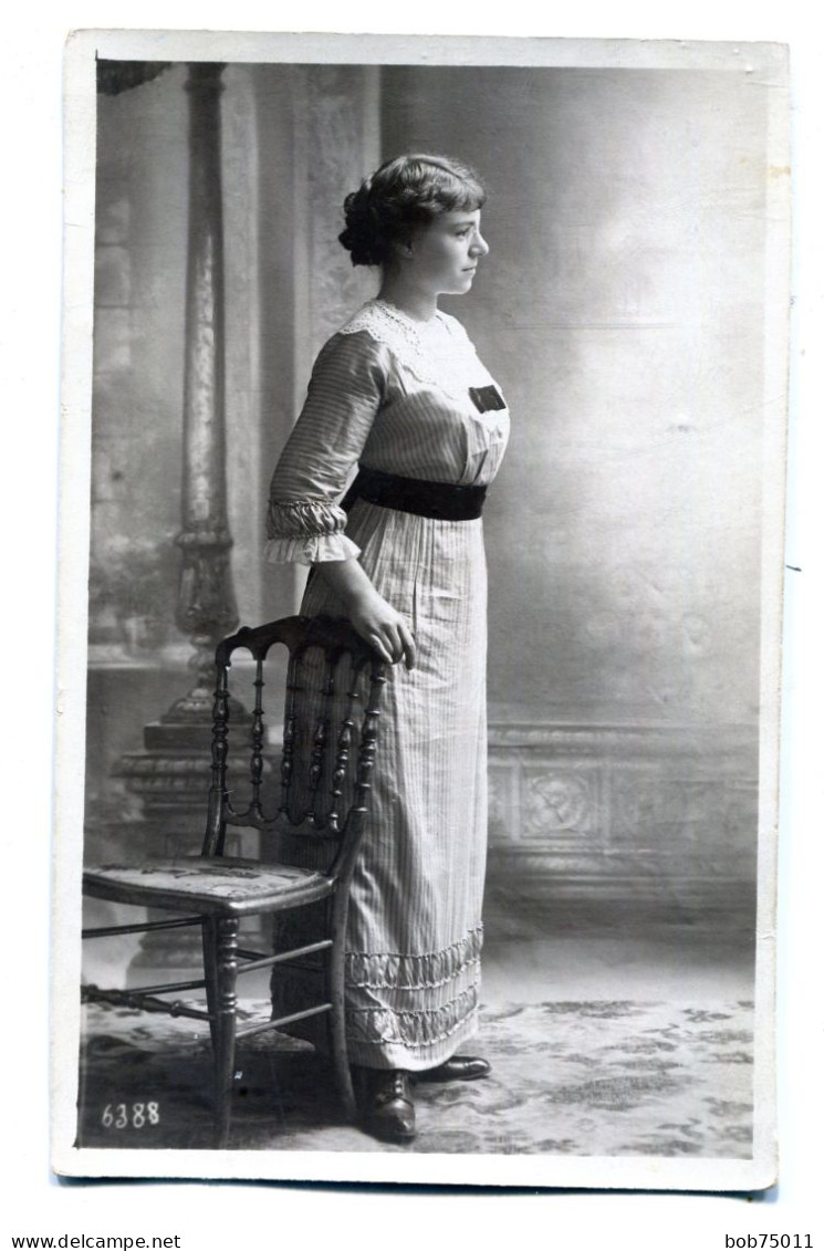 Carte Photo D'une Jeune Fille élégante Avec De Petite Lunette Posant Dans Un Studio Photo En Novembre 1912 - Anonymous Persons