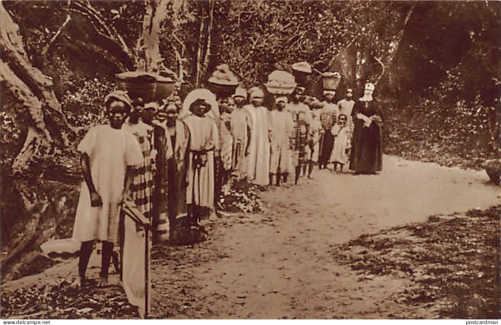 Sierra Leone - African Picnic - European Nun And African Children - REAL PHOTO - Publ. Congregation Saint-Joseph Of Clun - Sierra Leona