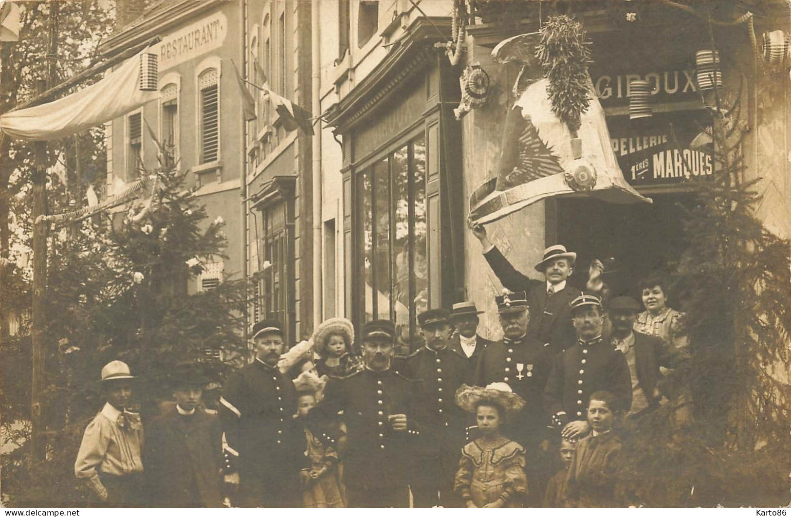 Montceau Les Mines * Carte Photo * Chapellerie GIROUX , Jour De Fête * Commerce Magasin Chapeaux * Villageois - Montceau Les Mines