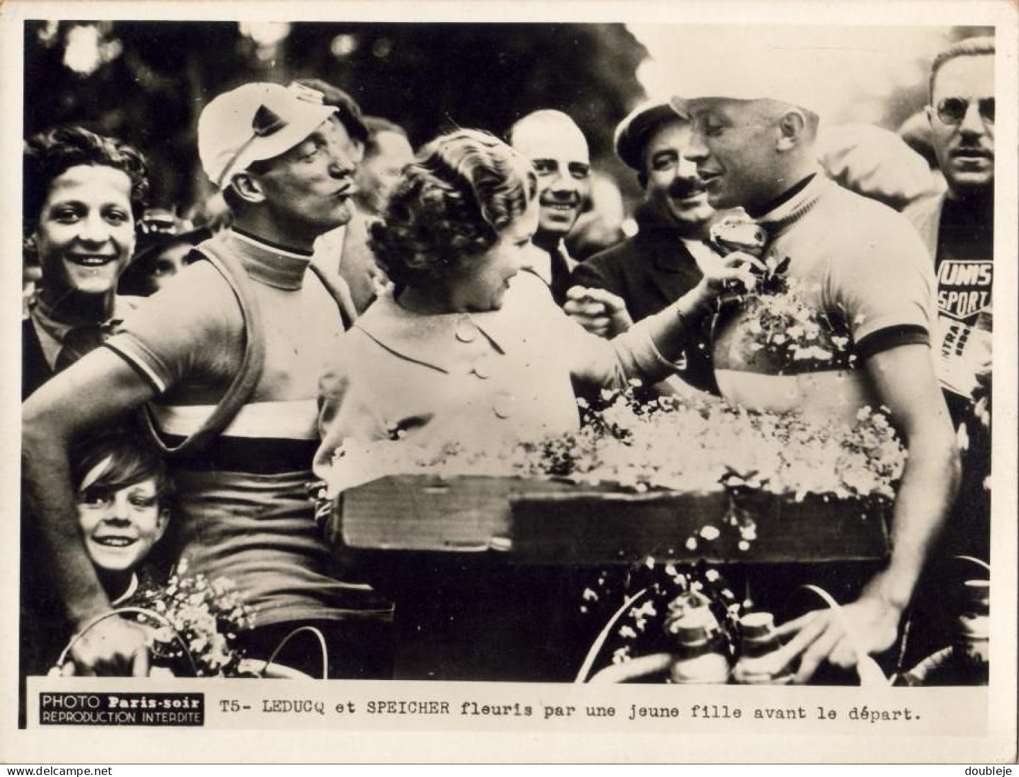 TOUR DE FRANCE 1935  PHOTO PARIS SOIR    ....... Leducq Et Speicher Fleuris Pas Une Jeune Fille - Cyclisme