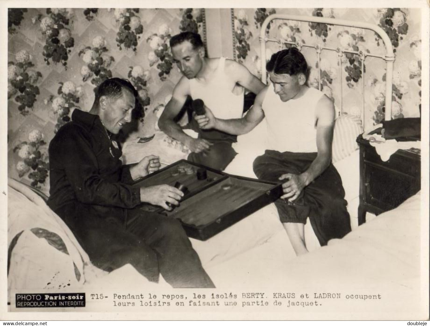 TOUR DE FRANCE 1935  PHOTO PARIS SOIR    .......Pendant Le Repos Les Isolés Berty Kraus Et Ladron - Wielrennen