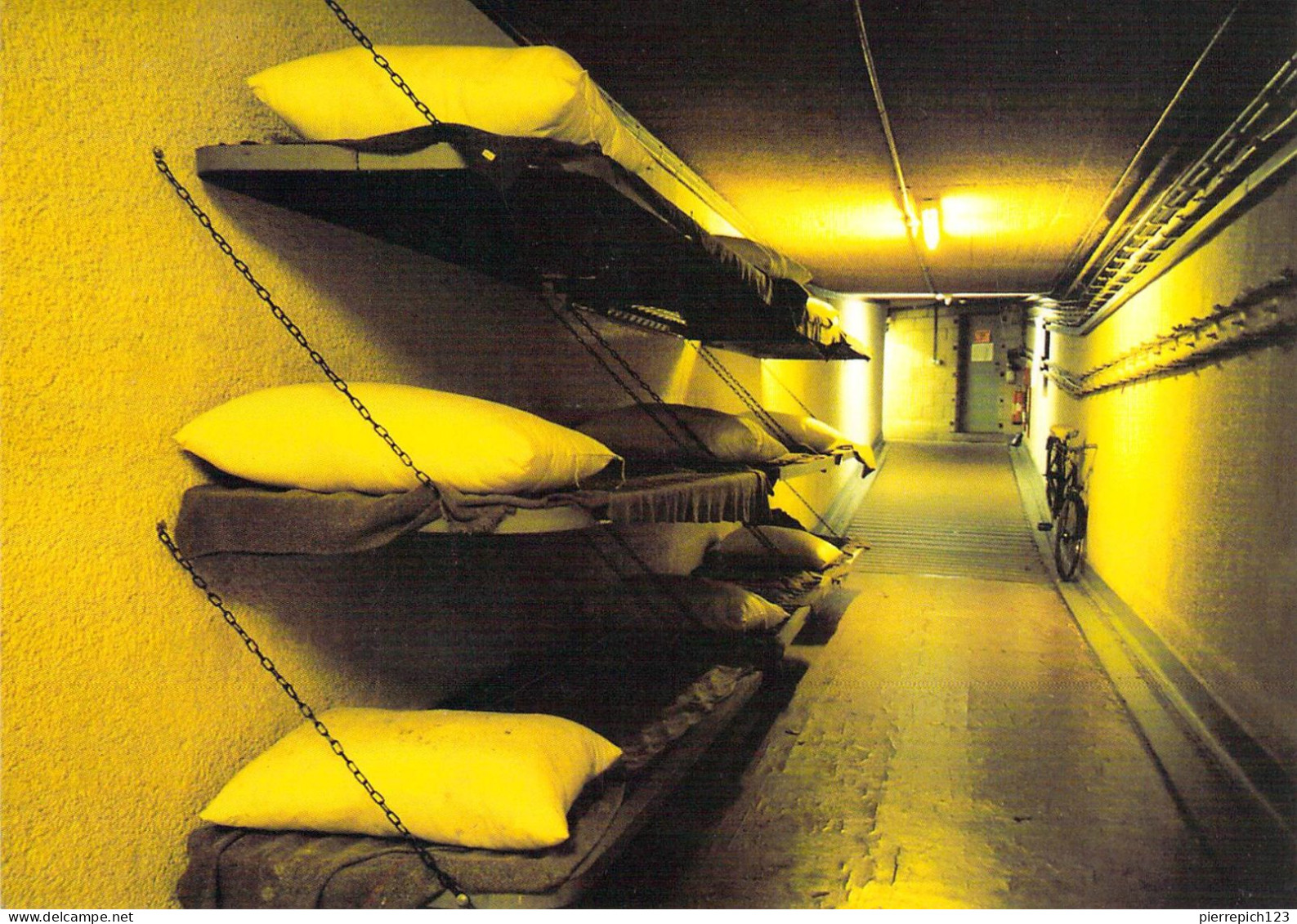 Brentwood - Kelvedon Hatch - Musée "Secret Nuclear Bunker" - 3 Couchettes à Plusieurs Niveaux Dans Le Tunnel D'entrée - Sonstige & Ohne Zuordnung