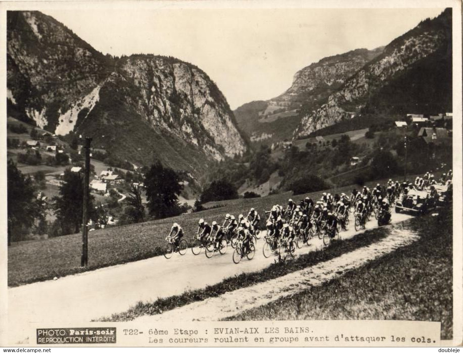 TOUR DE FRANCE 1935  PHOTO PARIS SOIR    .......6ème étape Évian Aix Les Bains Les Coureurs Roulent En Groupe - Cyclisme