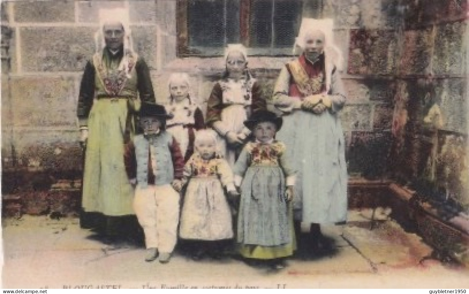 Plougastel Une Famille En Costumes Du Pays - Personnages
