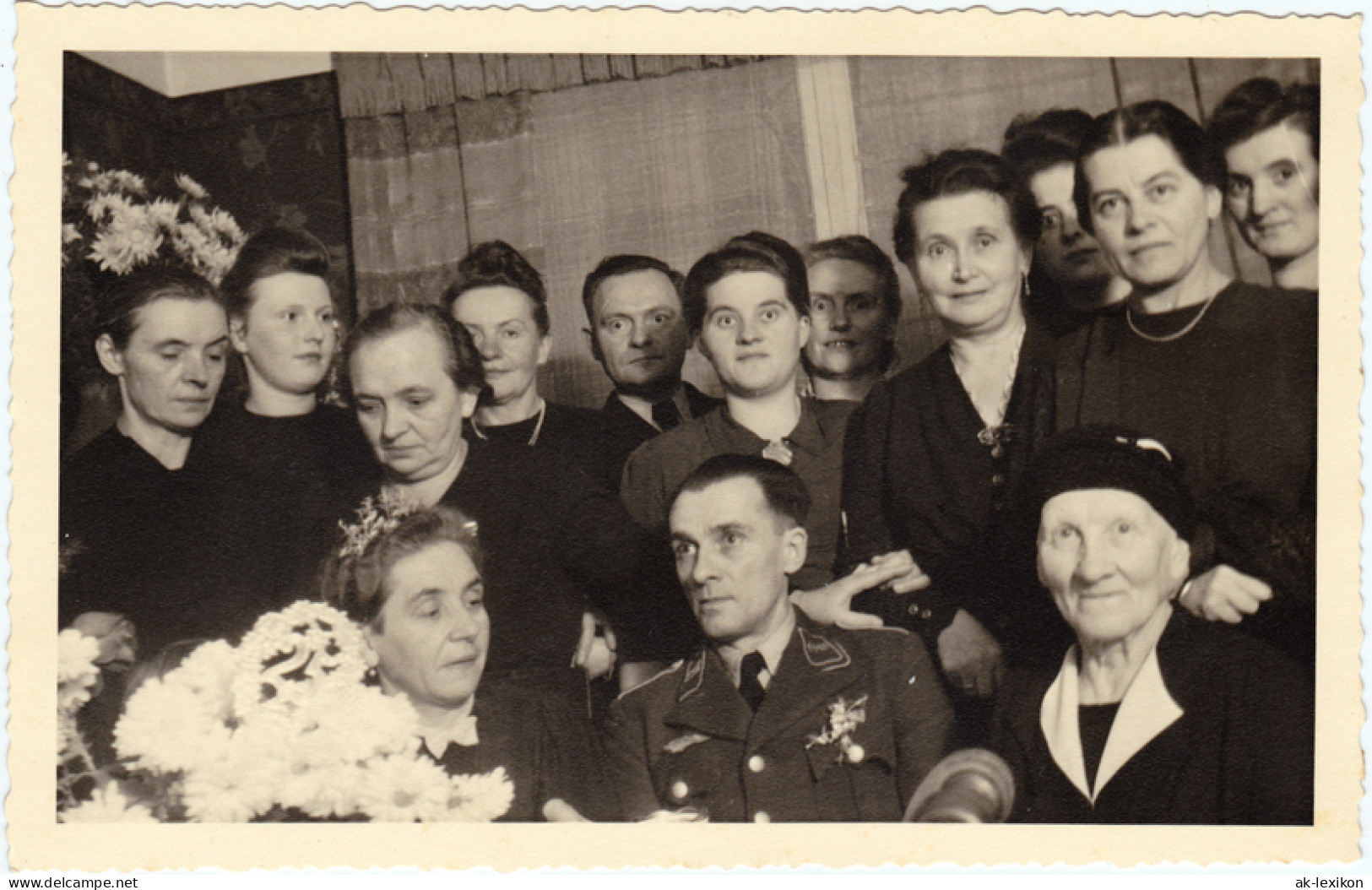 Familienfoto Bei Hochzeit (Silberhochzeit) - In Der Mitte Soldat 1940 Privatfoto - Gruppen Von Kindern Und Familien