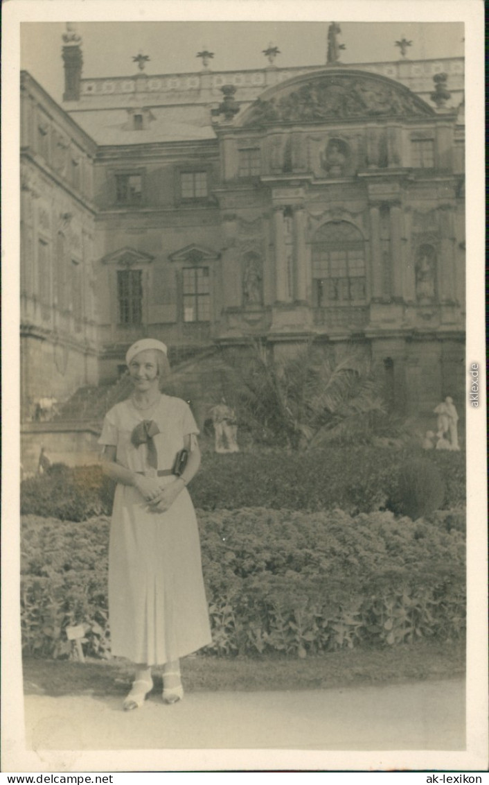 Dresden Frau Vor Dem Palais - Großer Garten 1932 Privatkarte - Dresden