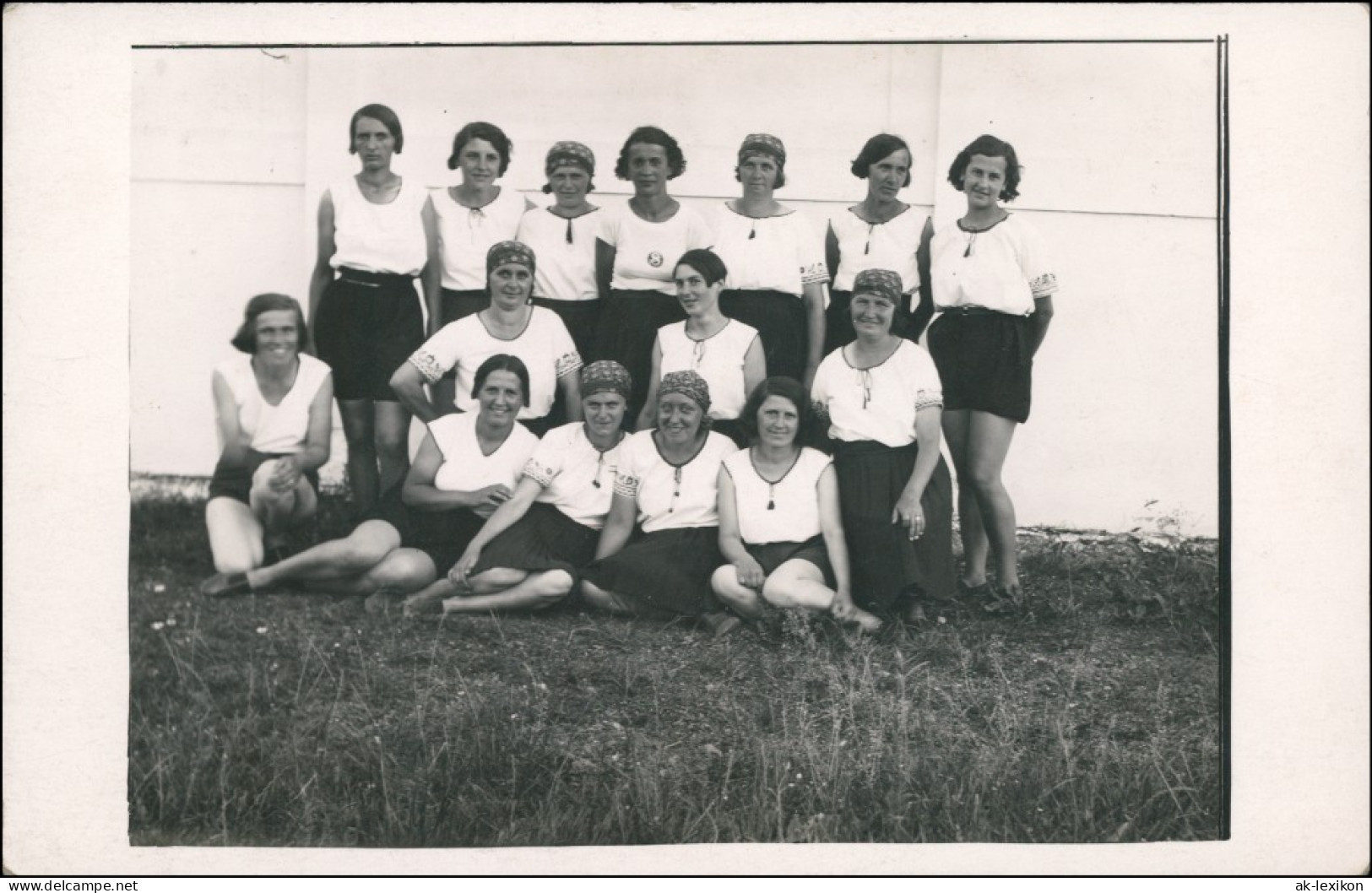 Foto  Frauen Gruppenfoto Auf Wiese 1965 Privatfoto CSSR Tschechien - Personnages