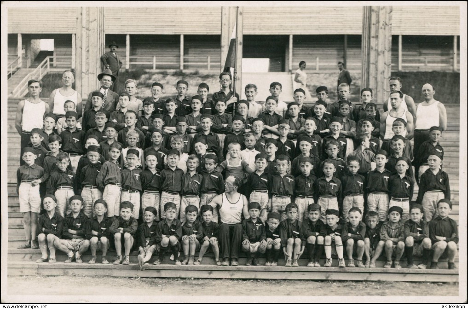 Foto  Gruppenfoto Kinder Sportler Im Stadion 1950 Privatfoto CSSR Tschechien - Portraits