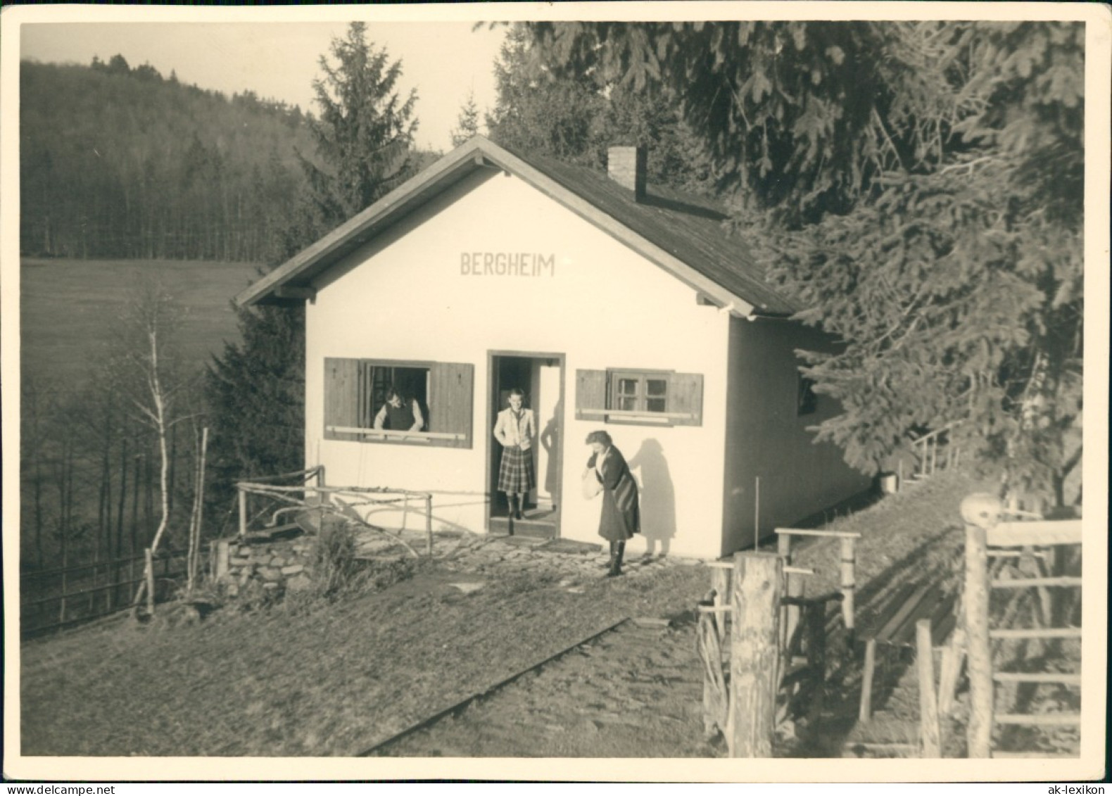 Ansichtskarte  Frauen Vor Hütte Im Wald BERGHEIM 1952 - Te Identificeren