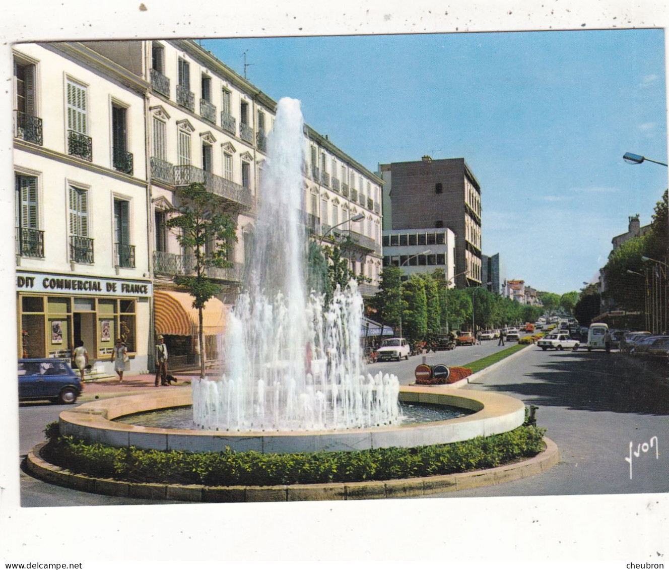 84. DRAGUIGNAN. CPSM. AU ROND POINT DE LA  SOUS PREFECTURE. LA FONTAINE ET LE BOULEVARD CLEMENCEAU . ANNEE 1978+ TEXTE - Draguignan