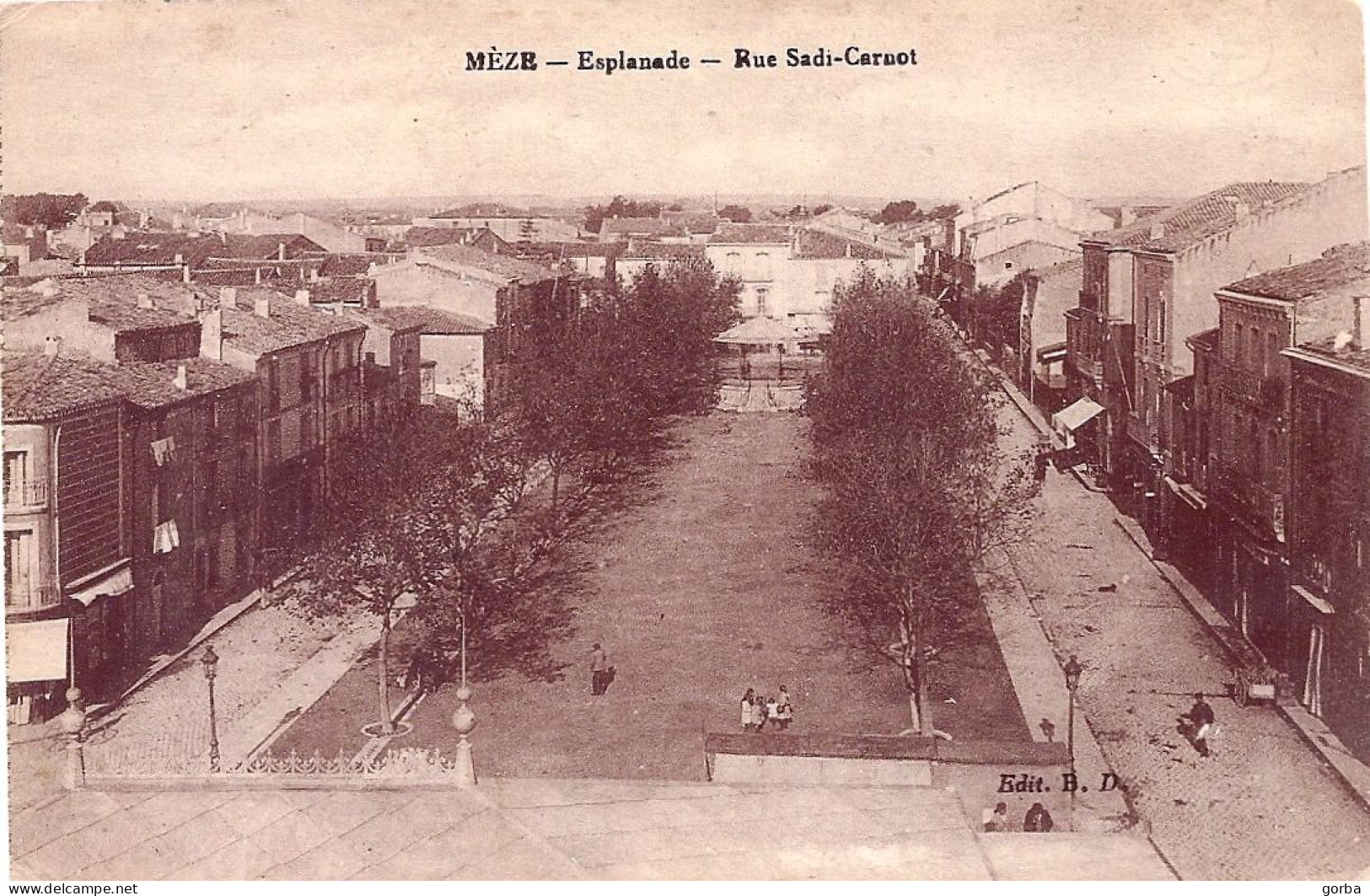 *CPA  - 34 - MEZE - Esplanade - Rue Sadi Carnot - Vue Pas Courante - Mèze