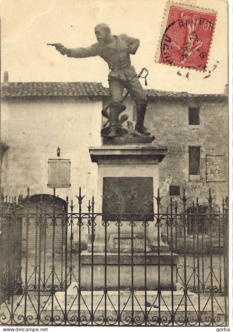 *CPA - 34 - LUNEL - Monument Du Capitaine Ménard - Lunel