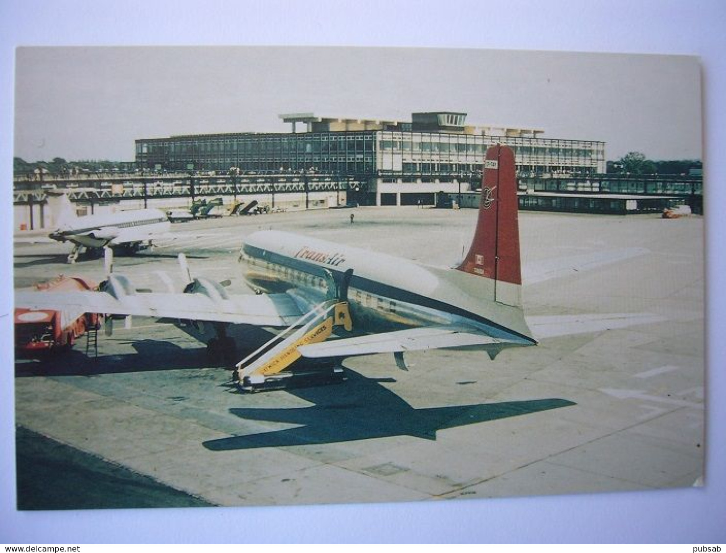 Avion / Airplane / TRANSAIR / Douglas DC-6 / Seen At Gatwick Airport / Lufthafen / Aéroport - 1946-....: Ere Moderne
