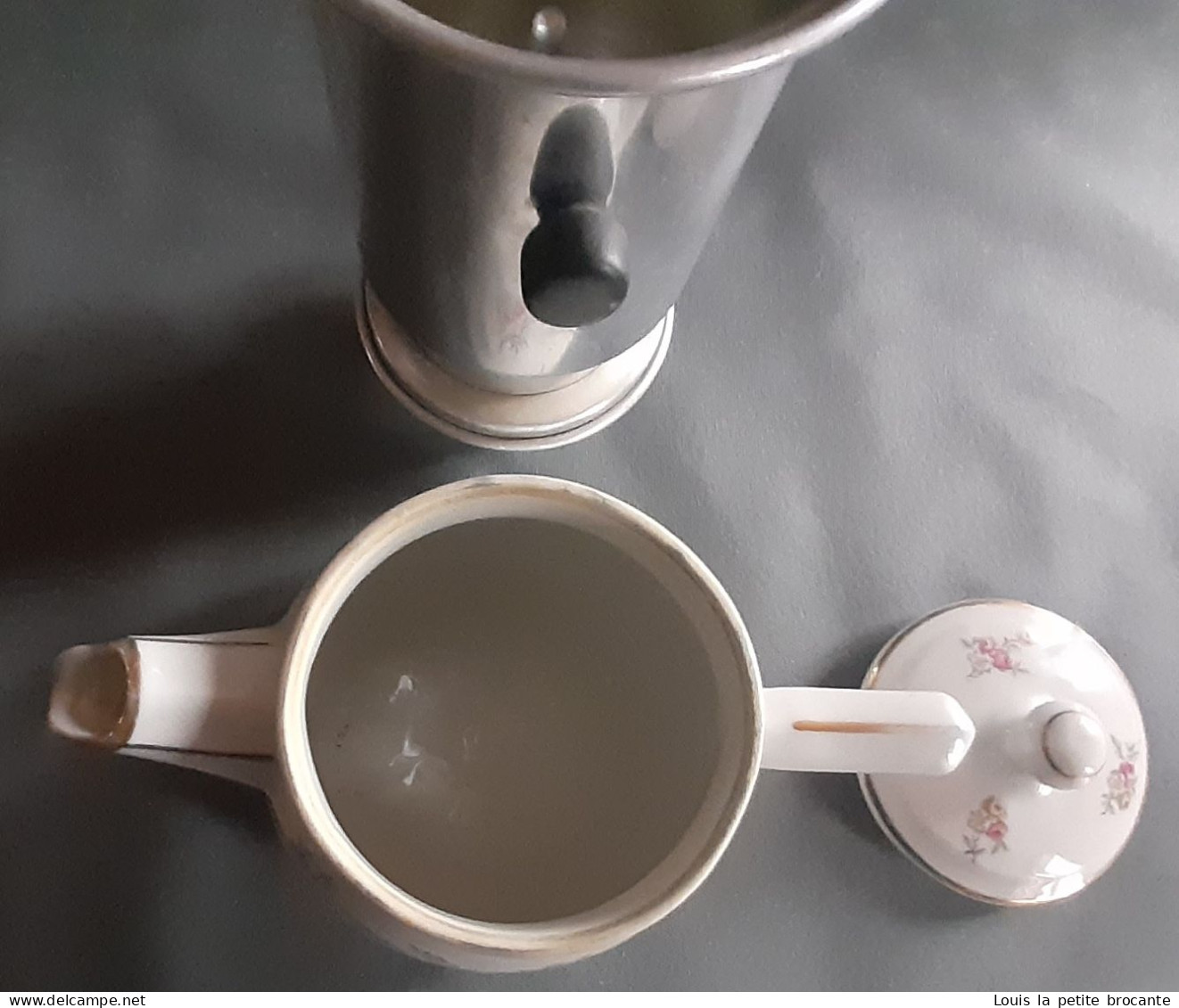 Cafetière en faïence marque NOMAR avec filtre en aluminium. Très bon état