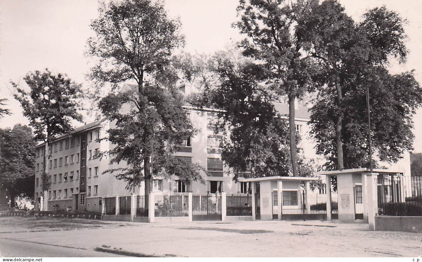 Montfermeil -  Stade Municipal -   CPSM °J - Montfermeil