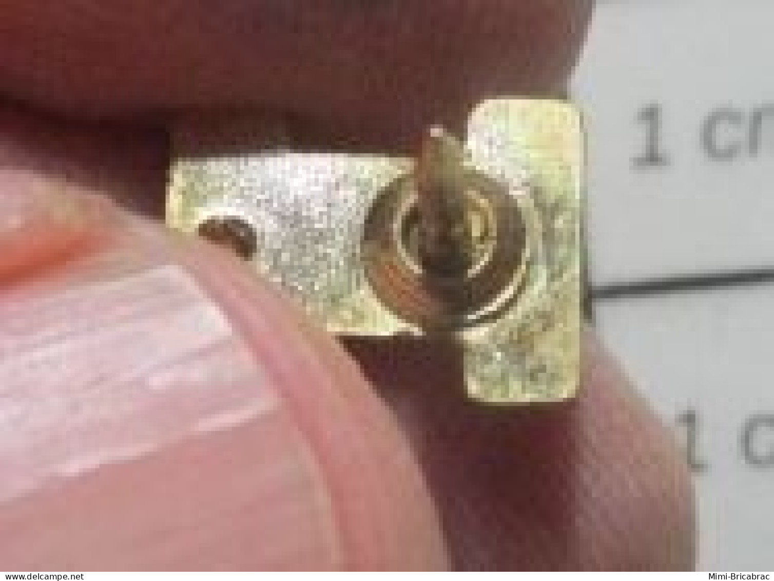 613c Pin's Pins / Beau Et Rare : AUTRES / Mini Pin's CHIFFRE 1 METAL JAUNE Ou Lettre I - Andere & Zonder Classificatie