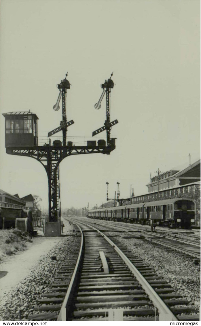 Reproduction - Train En Gare - Eisenbahnen