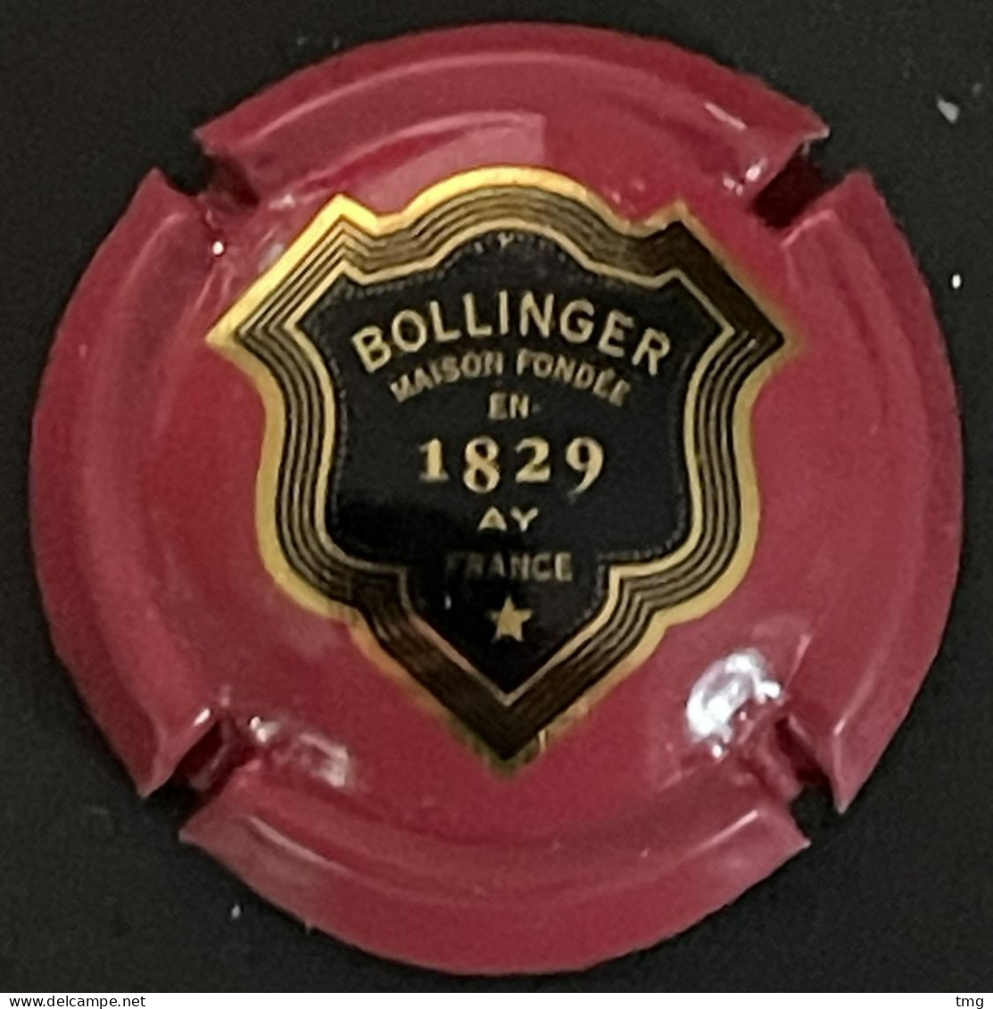 306 - 51 - Bollinger, Rouge Foncé, écusson Contour Or, Verso Or 1829 France Sous Ay (côte 2 Euros) Champagne - Bollinger