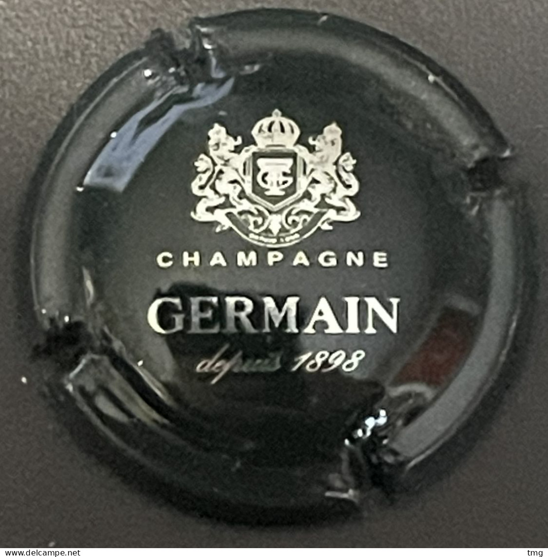 323 - 33e - Germain, Depuis 1898, Vert Foncé Et Métal (côte 3 €) Capsule De Champagne - Germain