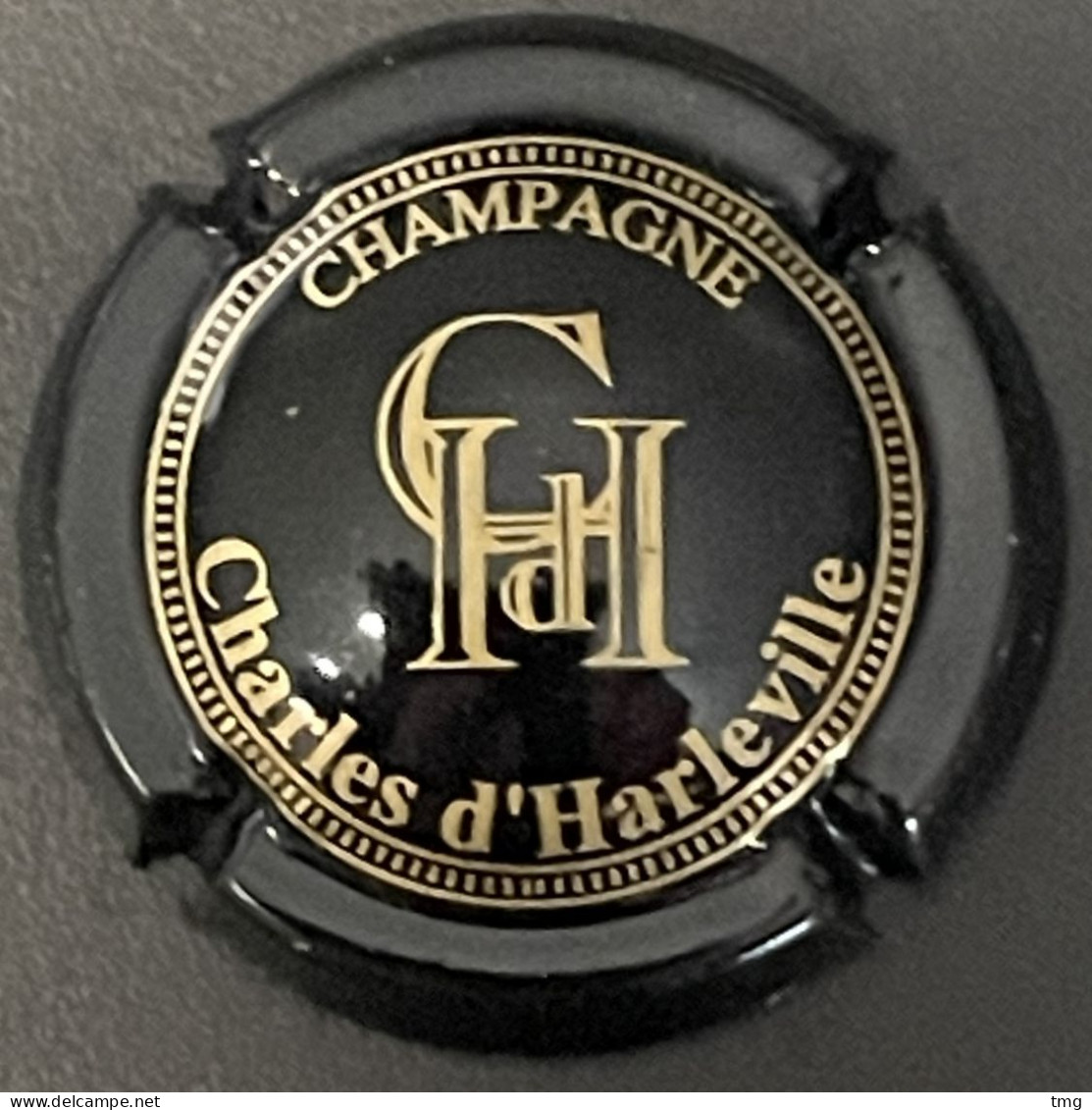 327 - 4 - Harleville (Charles D'), Noir Et Or, Grandes Lettres (côte 1,5 €) Capsule De Champagne - Autres & Non Classés